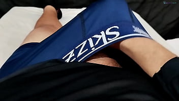 Comprei um brinquedinho grosso pra minha namorada americana gozar gostoso enquanto trabalho