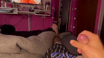 Me encanta que se hagan la paja y lo ayudo