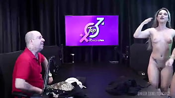 Corno não se aguenta e bate punheta em baixo da mesa enquanto essa loira gostosa e monica lima da para um ex gay completo no red