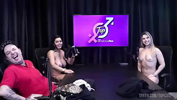 Corno não se aguenta e bate punheta em baixo da mesa enquanto essa loira gostosa e monica lima da para um ex gay completo no red