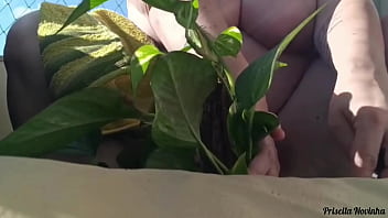 Madrasta regando as plantas toda pelada na varanda para quem quiser ver parte 02