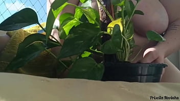 Madrasta regando as plantas toda pelada na varanda para quem quiser ver parte 02