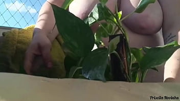 Madrasta regando as plantas toda pelada na varanda para quem quiser ver parte 02