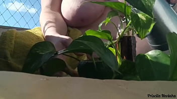 Madrasta regando as plantas toda pelada na varanda para quem quiser ver parte 02