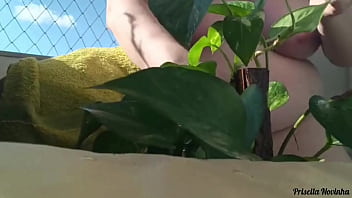 Madrasta regando as plantas toda pelada na varanda para quem quiser ver parte 02