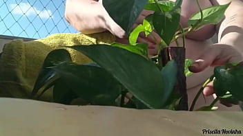 Madrasta regando as plantas toda pelada na varanda para quem quiser ver parte 02