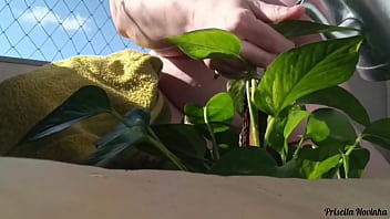 Madrasta regando as plantas toda pelada na varanda para quem quiser ver parte 02