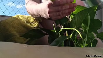 Madrasta regando as plantas toda pelada na varanda para quem quiser ver parte 02