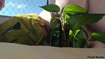 Madrasta regando as plantas toda pelada na varanda para quem quiser ver parte 02