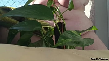 Madrasta regando as plantas toda pelada na varanda para quem quiser ver parte 02