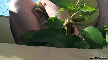 Madrasta regando as plantas toda pelada na varanda para quem quiser ver parte 02