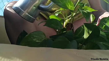 Madrasta regando as plantas toda pelada na varanda para quem quiser ver parte 02