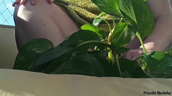 Madrasta regando as plantas toda pelada na varanda para quem quiser ver parte 02