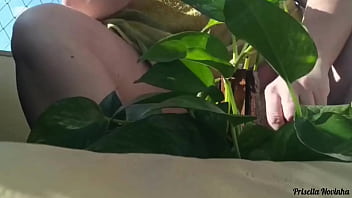 Madrasta regando as plantas toda pelada na varanda para quem quiser ver parte 02