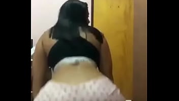 Novinha do rabão rebolando