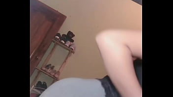 Ecuatoriana haciendo twerking