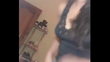 Ecuatoriana haciendo twerking