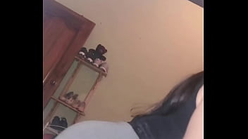 Ecuatoriana haciendo twerking