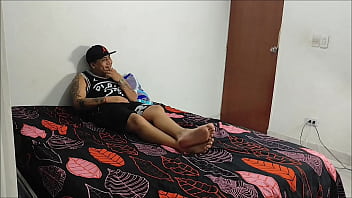 Hermosa morena latina hermosa de culo grande deja un celular grando cunado su vecino entra a follarla porno en espanol