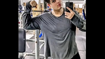 A cachondo salvadoreño le gusta ser montado