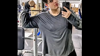 A cachondo salvadoreño le gusta ser montado