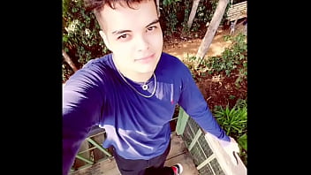 A cachondo salvadoreño le gusta ser montado