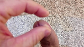 Batendo uma e dando uma enorme gozada quem quer tomar minha porra direto da fonte