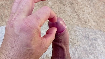 Batendo uma e dando uma enorme gozada quem quer tomar minha porra direto da fonte