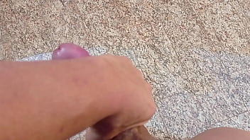 Batendo uma e dando uma enorme gozada quem quer tomar minha porra direto da fonte