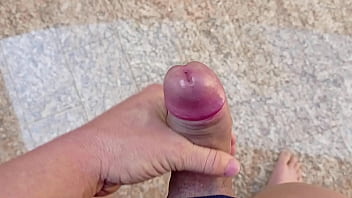 Batendo uma e dando uma enorme gozada quem quer tomar minha porra direto da fonte