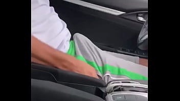 Hombre Se Masturba En Su Coche Y Se Corre Rapido thumbnail