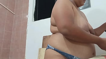 Gorda Tetona Parece Embarazada Desnuda En Tanga Mientras Hace De Comer thumbnail