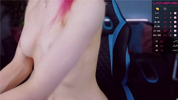 мастурбация от модели с bongocams на игровом кресле