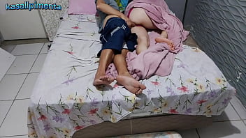 Padrasto inventou mentiras para que enteada tivesse que dividir a cama