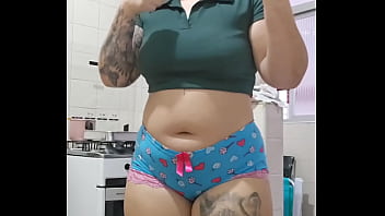 Cozinhando com o shorts socado no rabo