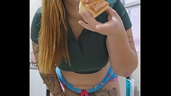 Cozinhando com o shorts socado no rabo