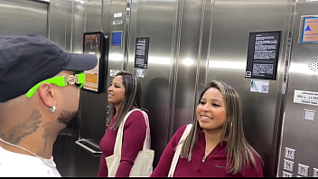 Brincadeira entre amigos virou sexo forte na varanda com todos olhando