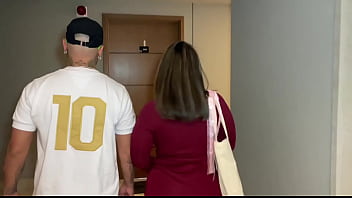 Brincadeira entre amigos virou sexo forte na varanda com todos olhando