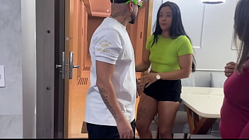 Brincadeira entre amigos virou sexo forte na varanda com todos olhando