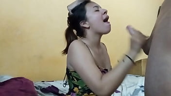 Mi hermanastra deja que le meta toda mi polla hasta la garganta que manera tan rica de chupar