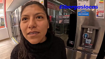 Queria Comprar Una Refri Para Mi Departamento Pero No Tenia Dinero Hasta Que Me Abordo Un Vendedor Con La Promesa De Si Follaba Con Ella Lo Rebajaria Pues Acepte Y No Me Arrepiento thumbnail