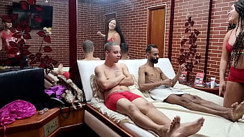 Bastidores da gravação com a novinha cavalona de 18 aninhos fodendo com dois machos ao mesmo tempo pela primeira vez na vida