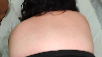 Encontro entre famílias vira uma orgia generalizada