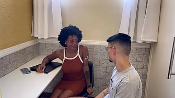 Secretaria negra aceitou pirocada de branco roludo como forma de pagamento Secretaria negra aceitou pirocada de branco roludo como forma de pagamento