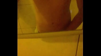 Novinho No Banheiro Se Masturbando thumbnail