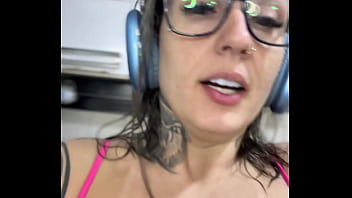 Fodendo a babá da minha enteada enquanto ela está em uma transmissão de vídeo online