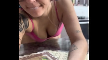 Fodendo a babá da minha enteada enquanto ela está em uma transmissão de vídeo online