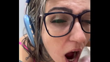 Fodendo a babá da minha enteada enquanto ela está em uma transmissão de vídeo online