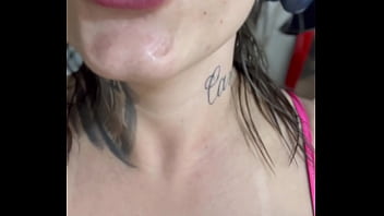 Fodendo a babá da minha enteada enquanto ela está em uma transmissão de vídeo online