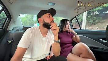 Trabajando como uber me le cogi la mujer a mi cliente mientras el manejaba por la ciudad